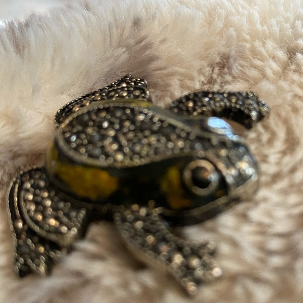 Frog pin